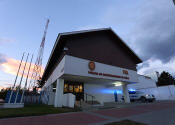 Amenaza de tiroteo en establecimiento educacional de Puerto Natales moviliza a la PDI, identifican a dos menores involucradas