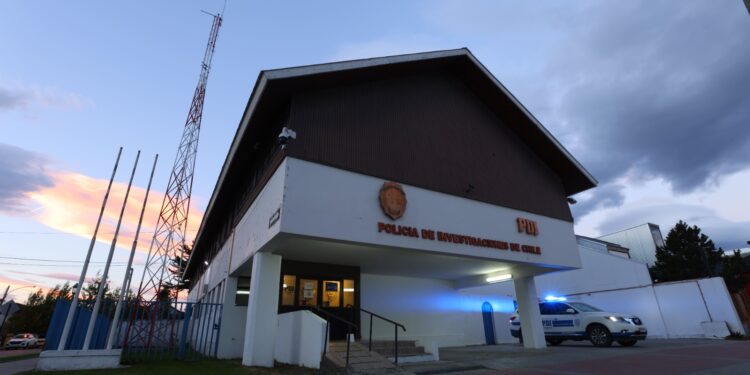 Amenaza de tiroteo en establecimiento educacional de Puerto Natales moviliza a la PDI, identifican a dos menores involucradas
