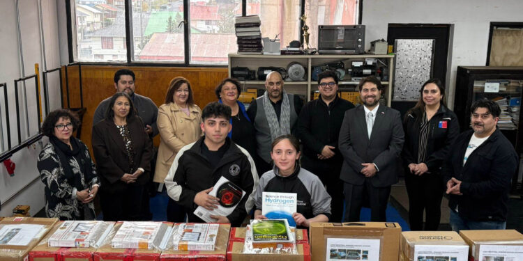 Ministerio de Energía entrega electrolizadores educativos a liceos de Punta Arenas para fortalecer formación en hidrógeno verde