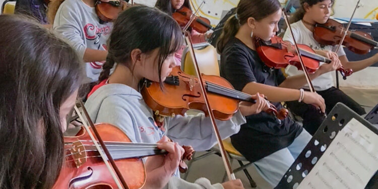 Fundación Artes de la Patagonia Austral lleva música y cultura de Puerto Natales a Rapa Nui