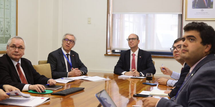 Seremi MOP desarrolla intensa agenda en Santiago y se reúne con Ministro, Subsecretario y DGOP.