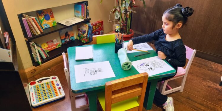 Bienes Nacionales habilita punto de lectura infantil para apoyar a familias durante trámites en Punta Arenas