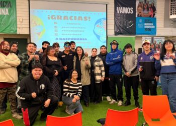 Luchador mexicano “Rasputín” motivó a estudiantes de Santo Tomás Punta Arenas con charlas sobre disciplina y superación