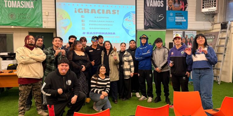 Luchador mexicano “Rasputín” motivó a estudiantes de Santo Tomás Punta Arenas con charlas sobre disciplina y superación