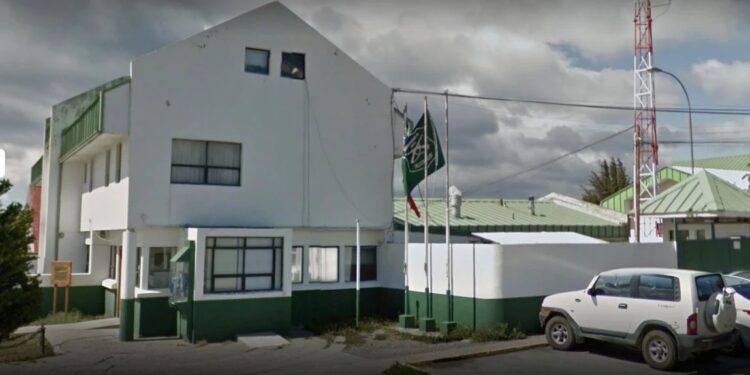 Pasajero resulta con fractura grave tras colisión entre dos vehículos en Punta Arenas, conductores fueron detenidos