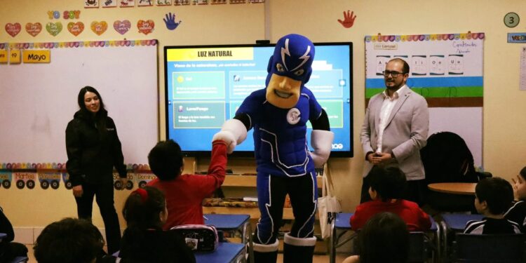EDELMAG realizó actividades educativas sobre la luz y energía eléctrica en establecimientos de Punta Arenas