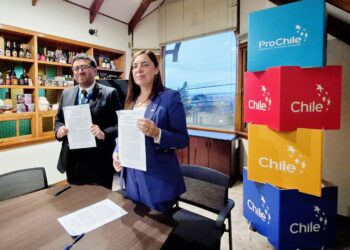 SERNAC y Municipalidad de Torres del Paine firan convenio para fortalecer derechos de los consumidores