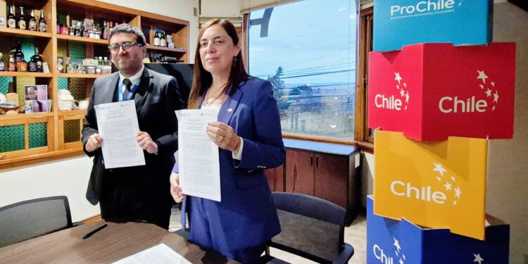 SERNAC y Municipalidad de Torres del Paine firan convenio para fortalecer derechos de los consumidores