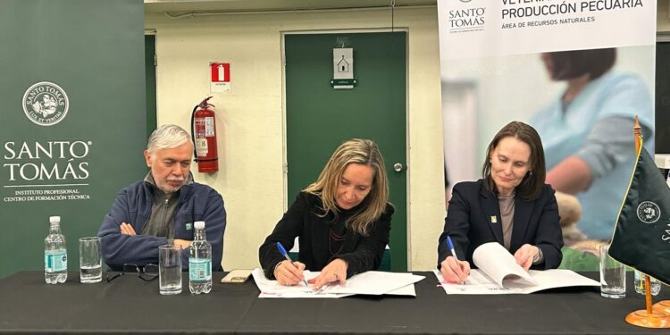 Santo Tomás e INIA sellan alianza para potenciar la formación técnica y la investigación aplicada.