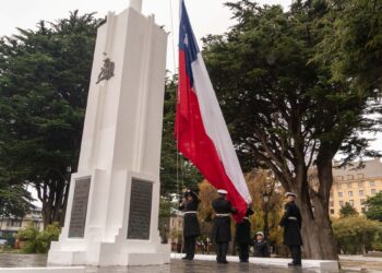 Con izamiento del pabellón nacional en la Plaza Muñoz Gamero comienza el Mes del Mar en Punta Arenas