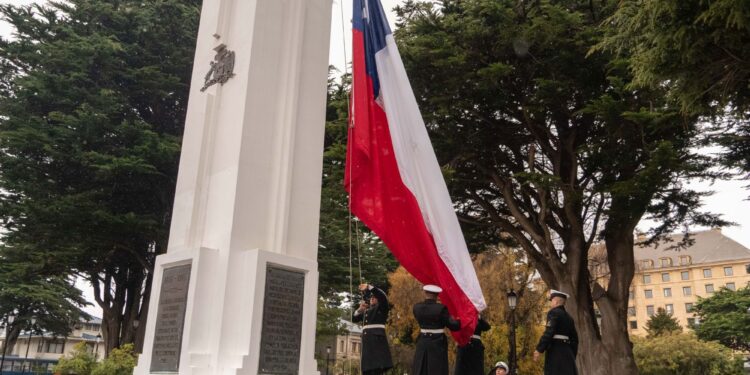 Con izamiento del pabellón nacional en la Plaza Muñoz Gamero comienza el Mes del Mar en Punta Arenas