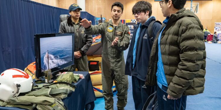Cerca de 900 estudiantes participaron en Feria Vocacional Naval en Punta Arenas