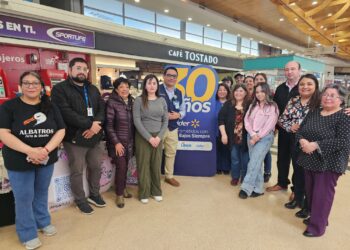Emprendedoras de Magallanes exhiben sus productos en feria del Mall Espacio Urbano gracias a alianza entre SernamEG y Walmart