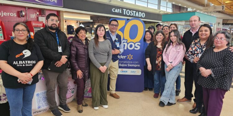 Emprendedoras de Magallanes exhiben sus productos en feria del Mall Espacio Urbano gracias a alianza entre SernamEG y Walmart