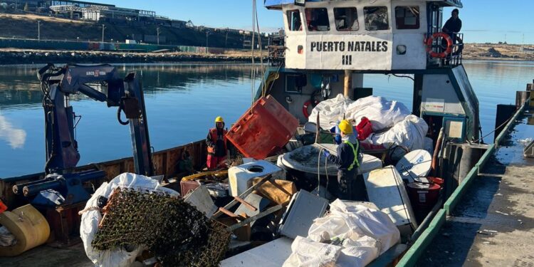 Retiro de chatarra y reparación de muelle benefician a comunidad de Puerto Edén