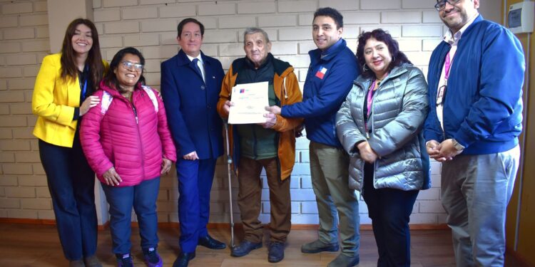Matrimonio de adultos mayores recibió vivienda tras perder su hogar en incendio en Puerto Natales