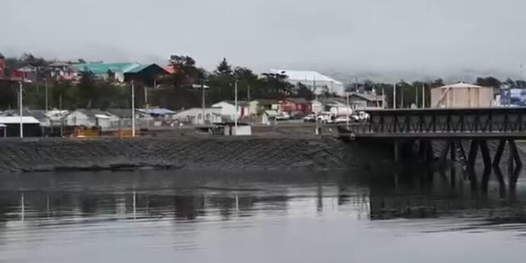 Fatal accidente en muelle de pescadores de Puerto Williams deja una víctima fatal