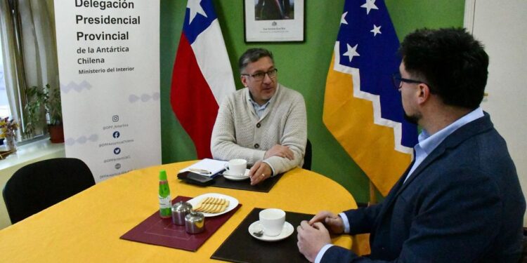 Centro de Rehabilitación de Puerto Williams y Delegación Provincial unen esfuerzos para apoyar a adultos mayores
