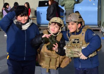 Estudiantes de Punta Arenas vivieron experiencia aérea en jornada de “Puertas Abiertas” de la IVª Brigada Aérea