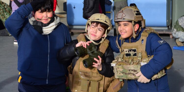 Estudiantes de Punta Arenas vivieron experiencia aérea en jornada de “Puertas Abiertas” de la IVª Brigada Aérea