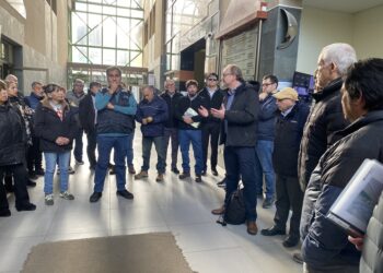 Vecinos y gremios de Punta Arenas conocen el futuro diseño de pistas exclusivas para el transporte público.