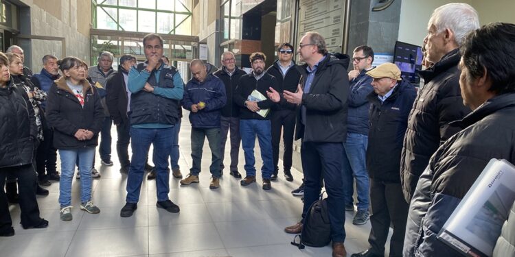 Vecinos y gremios de Punta Arenas conocen el futuro diseño de pistas exclusivas para el transporte público.