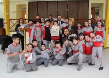 Seremi de las Culturas otorga el Sello Acciona a la Escuela de Laguna Blanca en reconocimiento a su gestión educativa.