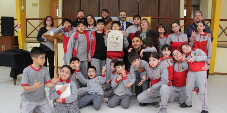 Seremi de las Culturas otorga el Sello Acciona a la Escuela de Laguna Blanca en reconocimiento a su gestión educativa.