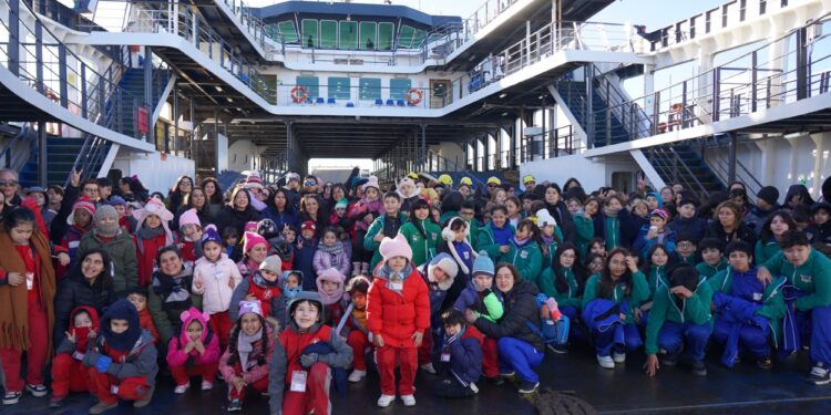 Más de 230 estudiantes participaron en tradicional navegación por el Estrecho de Magallanes organizada por TABSA