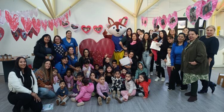 Más de 105 kilos de tapas de plástico párvulos del Jardín Infantil “Peter Pan”. La recolección ayudara a niñas y niños que padecen cáncer.
