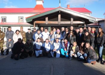 Club Delfines revive histórica travesía con cruce a nado del Canal Fitz Roy en Río Verde