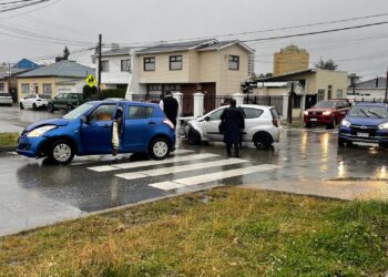 Colisión matutina en el centro de Punta Arenas deja daños materiales.