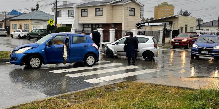 Colisión matutina en el centro de Punta Arenas deja daños materiales.