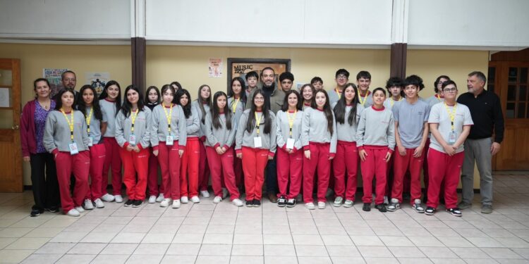Más de 250 estudiantes de Magallanes participaron en taller del Senado sobre formación de leyes