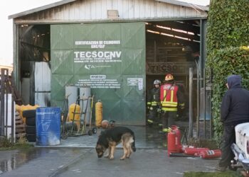 Cuatro trabajadores lesionados deja principio de incendio en taller mecánico del Barrio Prat