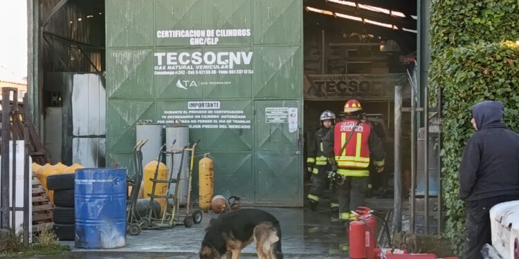 Cuatro trabajadores lesionados deja principio de incendio en taller mecánico del Barrio Prat