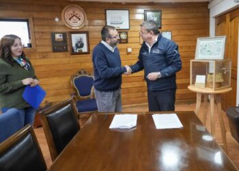 Cabo de Hornos y Seremi de las Culturas firman convenio para fortalecer actividades culturales y patrimoniales