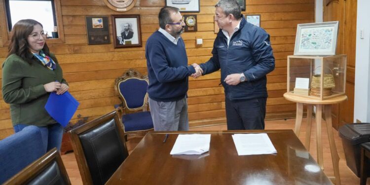 Cabo de Hornos y Seremi de las Culturas firman convenio para fortalecer actividades culturales y patrimoniales