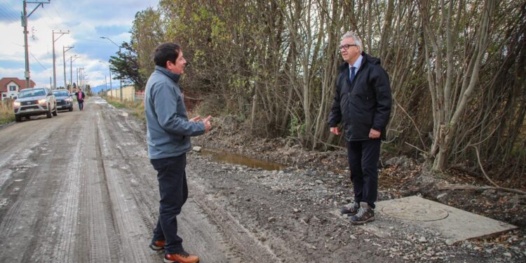 Autoridades inspeccionan deterioro de caminos en Huertos Familiares de Puerto Natales y anuncian trabajos de mejoramiento