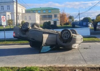 Menor resulta lesionada tras colisión y volcamiento en céntrica intersección de Punta Arenas