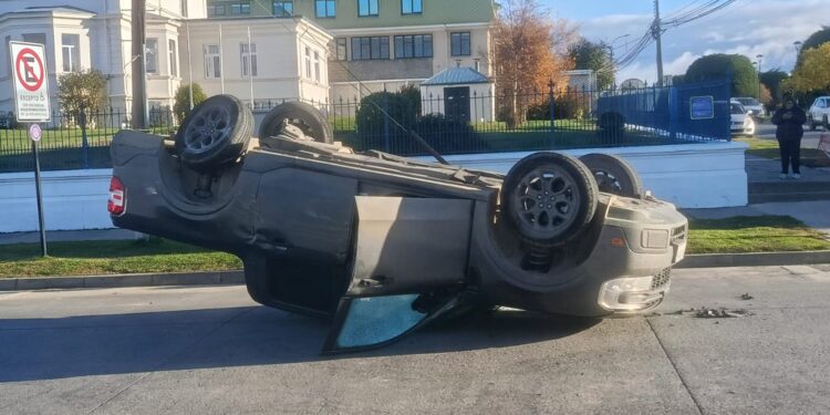 Menor resulta lesionada tras colisión y volcamiento en céntrica intersección de Punta Arenas