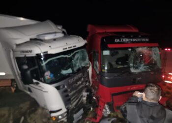 Choque frontal de dos camiones en la ruta ch 257 deja a ambos conductores lesionados