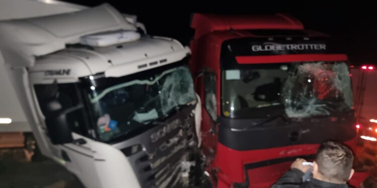 Choque frontal de dos camiones en la ruta ch 257 deja a ambos conductores lesionados