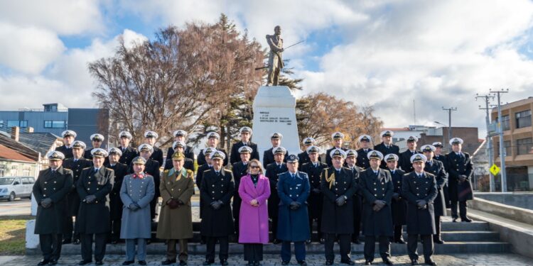 Tercera Zona Naval realizó tradicional izamiento del Pabellón Nacional en Punta Arenas