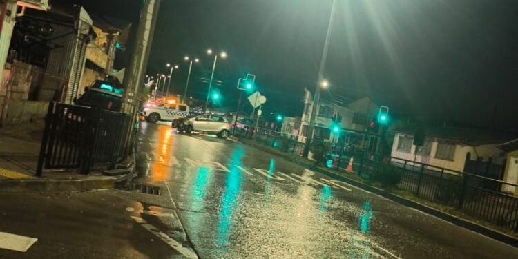 Accidente de tránsito en céntrica esquina de Punta Arenas moviliza a unidades de emergencia.