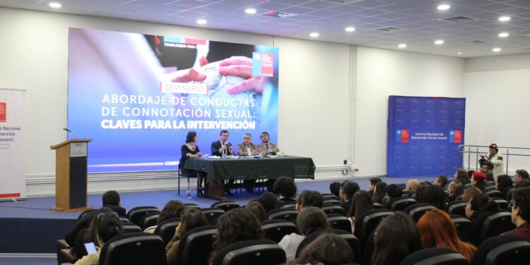 Chile avanza hacia programas especializados para adolescentes que cometen delitos sexuales con primer seminario nacional sobre intervención