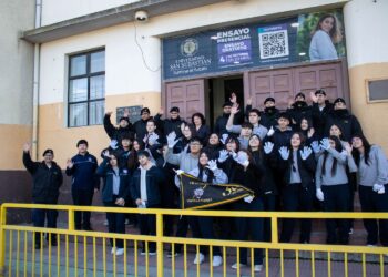 Estudiantes y Armada realizaron limpieza del borde costero en Punta Arenas pese a bajas temperaturas