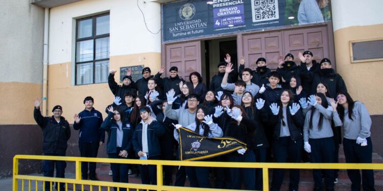 Estudiantes y Armada realizaron limpieza del borde costero en Punta Arenas pese a bajas temperaturas