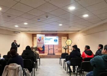 Funcionarios de Porvenir reciben capacitación sobre protocolos de acceso a cámaras de seguridad municipal.