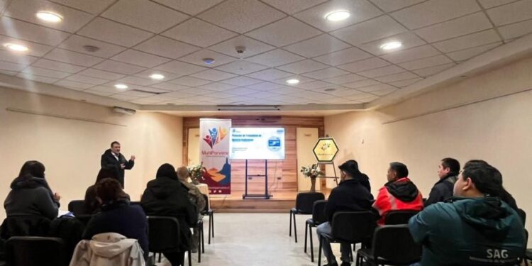 Funcionarios de Porvenir reciben capacitación sobre protocolos de acceso a cámaras de seguridad municipal.